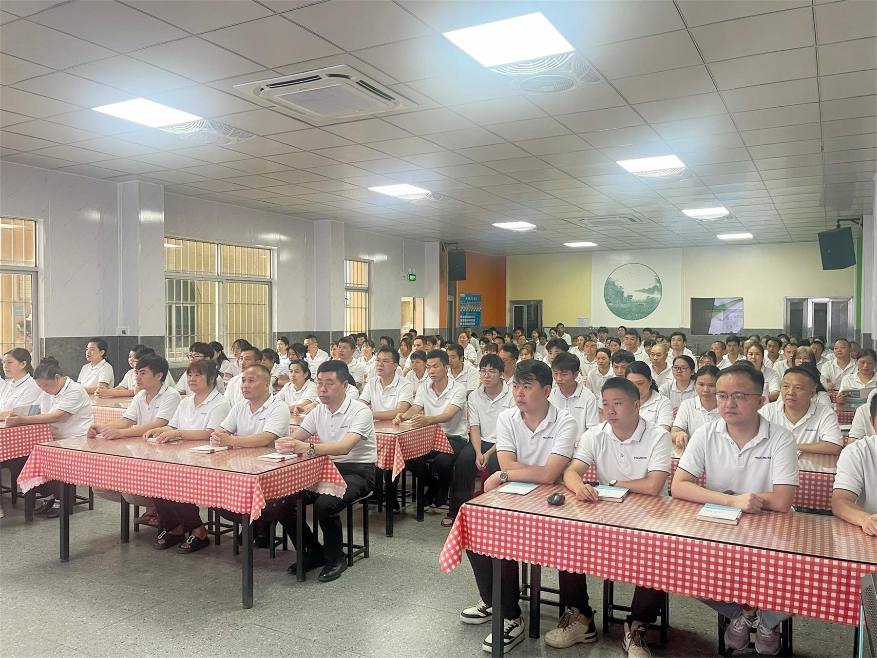 每周一全員早會(huì)及早讀